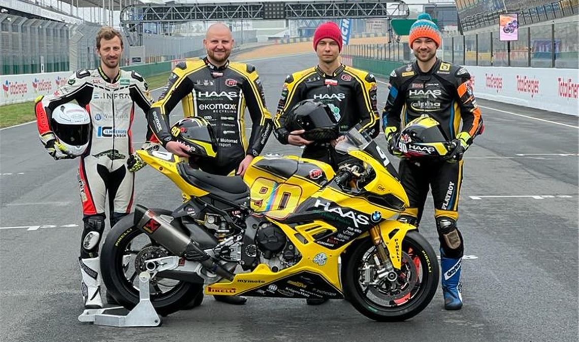 Auftakt der Langstrecken-WM: Knittlinger will vorne mitmischen Dominik Vincon (re.) und seine Kollegen vom Team LRP Poland sind heiß auf den WM-Start im französischen Le Mans: Neuling Stefan Kerschbaumer (v. li.), Teamchef Bartlomiej Lewandowski und Ersatzfahrer Bartek Moranski. Foto: Vincon