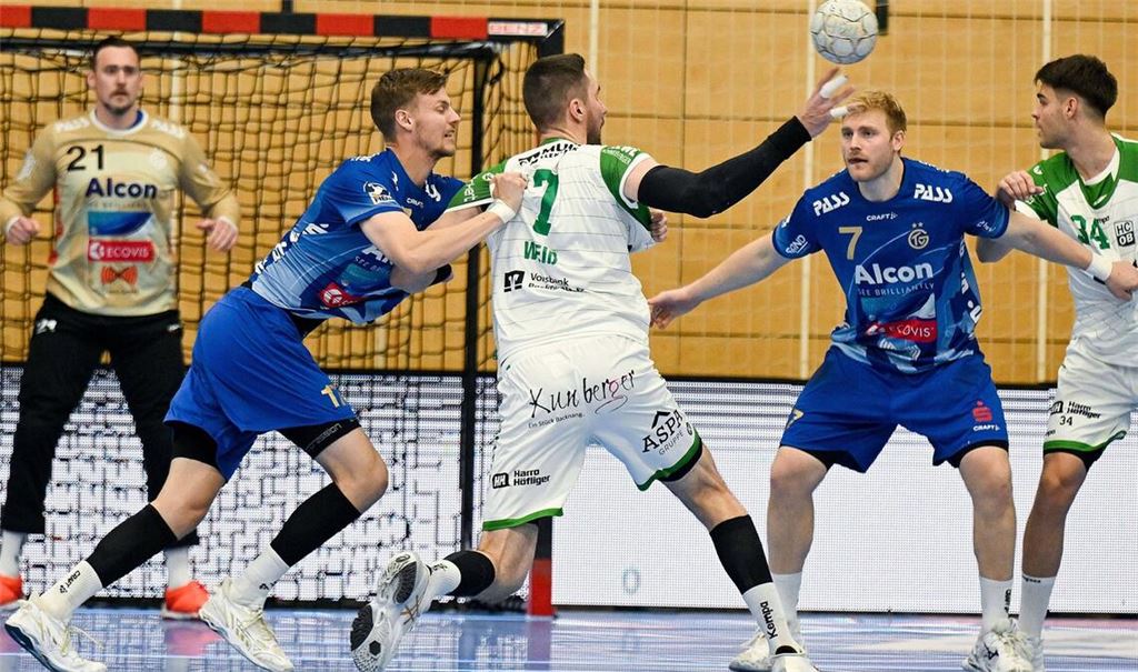 Dominik Weiß (Mi.) ist der erfahrenste Spieler des HC Oppenweiler/Backnang.