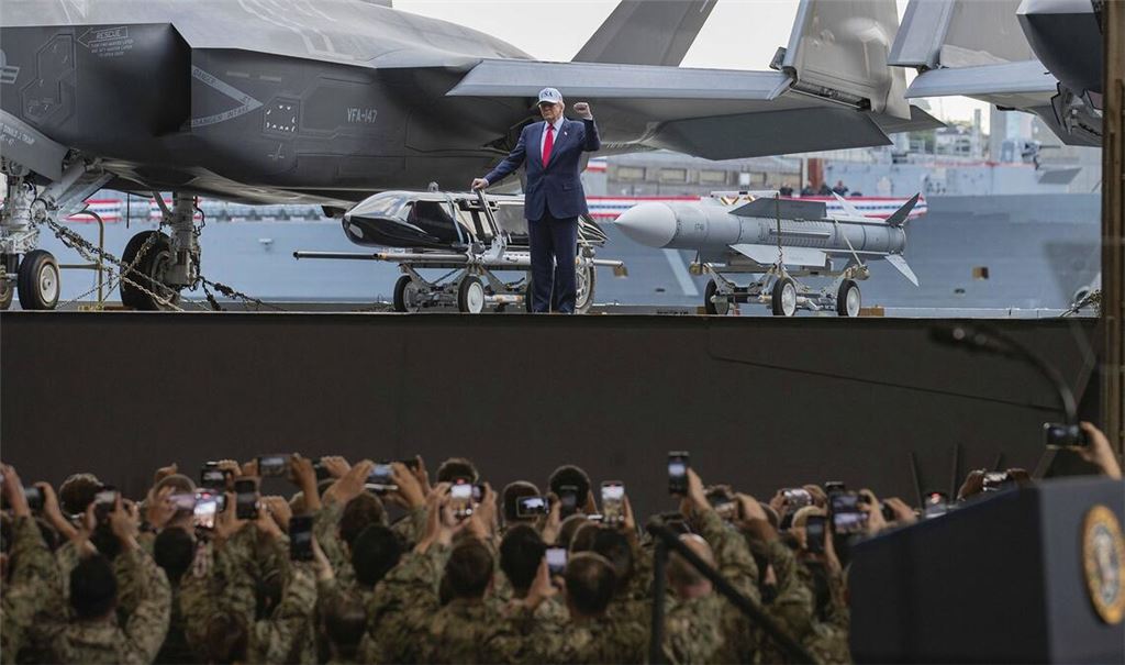 Donald Trump bei des US-Streitkräften. Die US-Armee teilte mit, dass sie den Iran angegriffen hat (Archivfoto).