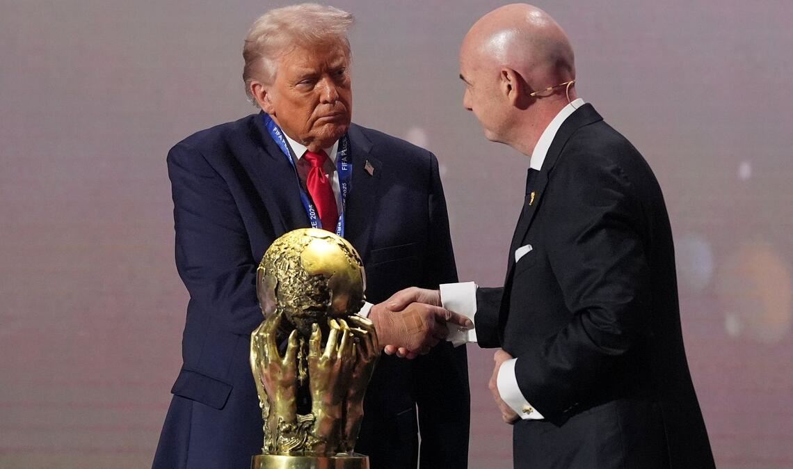Donald Trump (l) nennt Gianni Infantino einen Freund. (Archivbild)