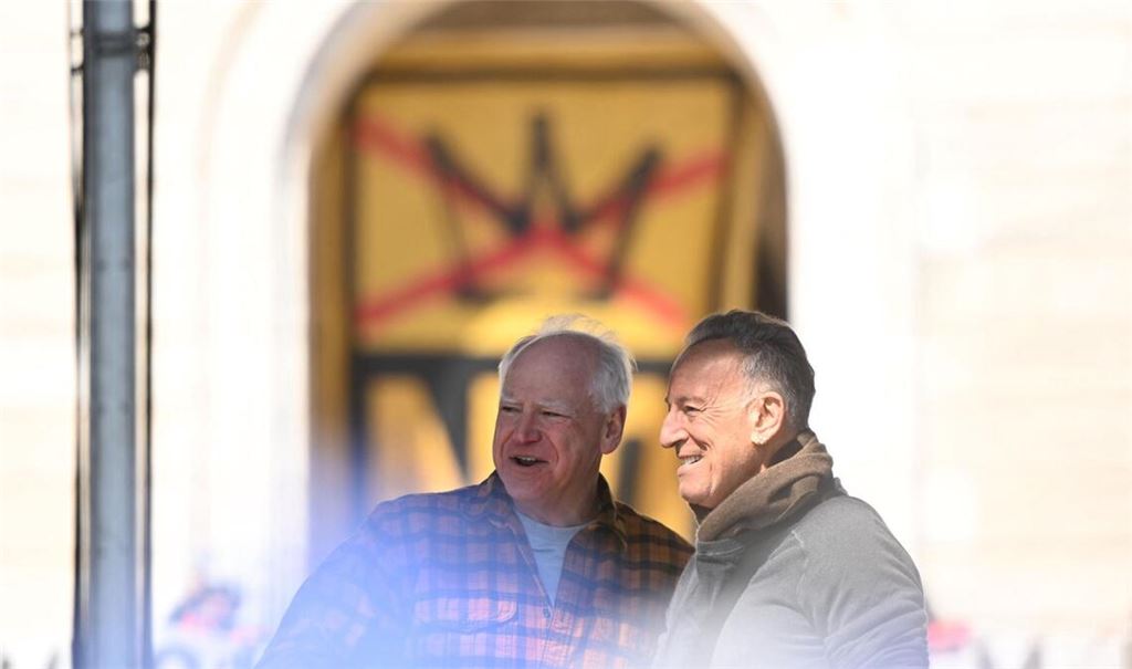 Donald Trump (nicht im Bild) teilt erneut gegen Bruce Springsteen (rechts, mit Gouverneur Tim Walz) aus. (Archivbild)