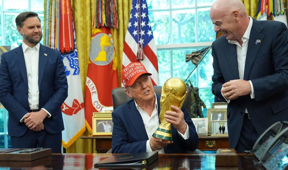 Donald Trump präsentiert den WM-Pokal