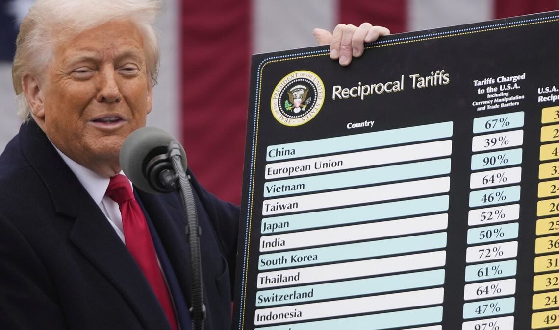 Donald Trump präsentiert seine neuen Zölle im April 2025. (Archivbild)