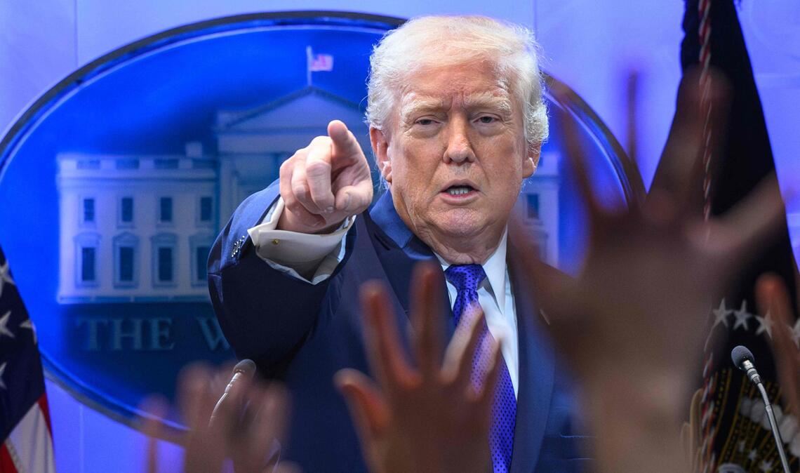 Donald Trump während einer Pressekonferenz nach dem vernichtenden Urteil des Obersten Gerichtshofes zu seinen Zöllen. Als Reaktion beschimpft der US-Präsident die Richter und verkündet neue Zölle.