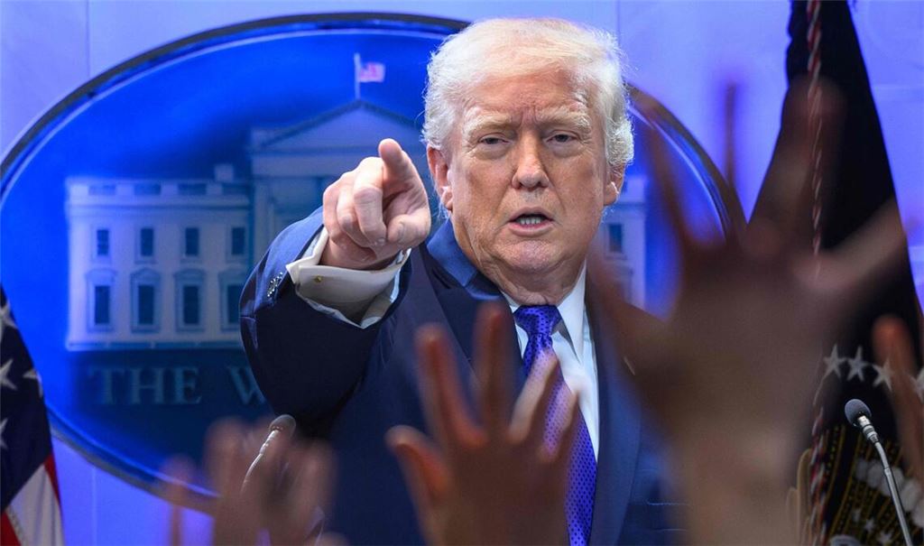 Donald Trump während einer Pressekonferenz nach dem vernichtenden Urteil des Obersten Gerichtshofes zu seinen Zöllen. Als Reaktion beschimpft der US-Präsident die Richter und verkündet neue Zölle.