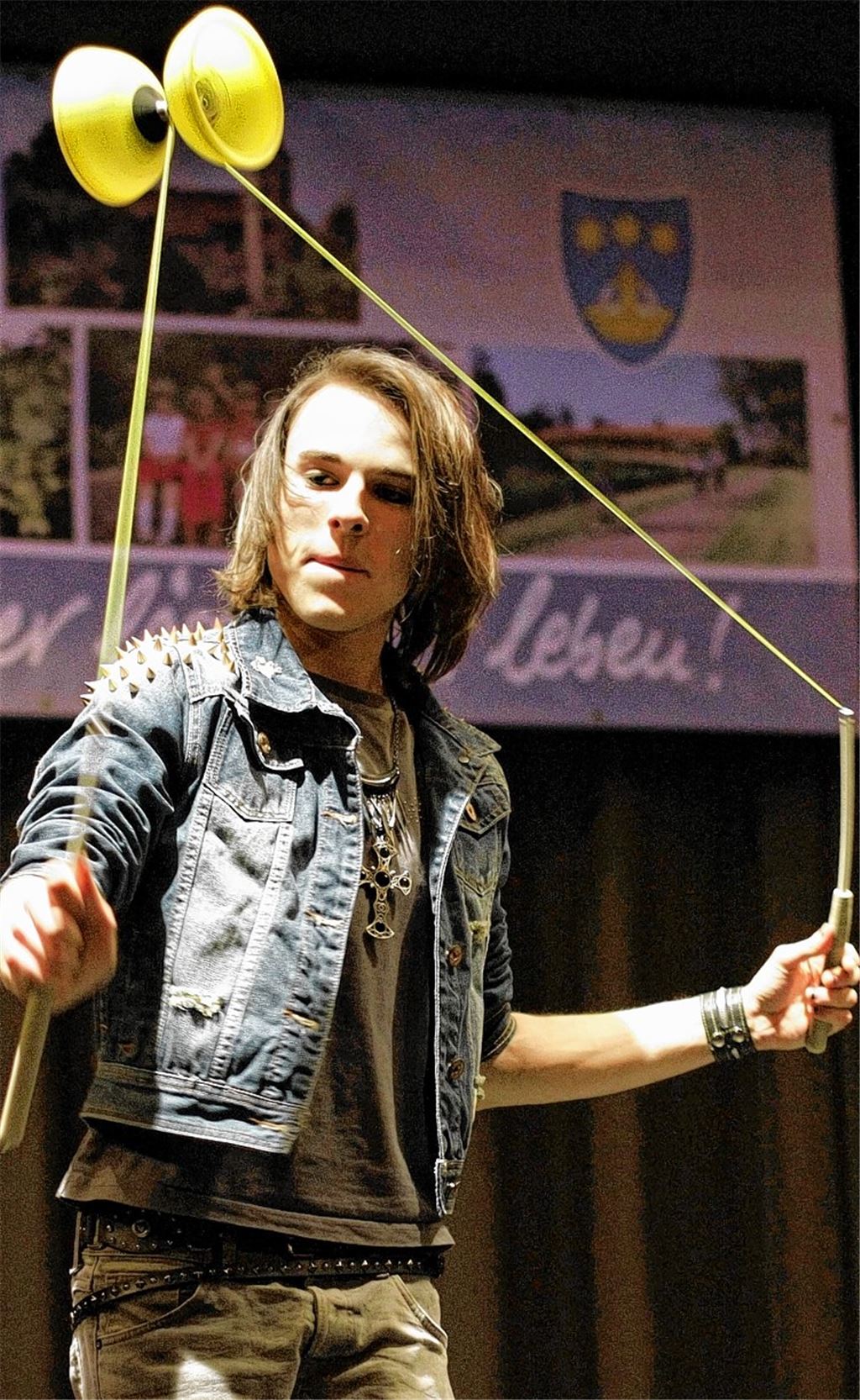 Donovan Noesser zeigt eine raffinierte Jonglage mit dem Diabolo. Foto: Keller