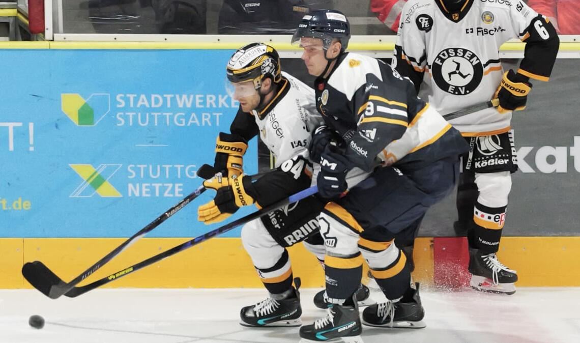 Doppel- und Siegtorschütze in Personalunion:&nbsp; Vincent Schlenker (vorne) traf für die Rebels im zweiten Drittel zum 1:1-Ausgleich und erzielte im dritten Spielabschnitt gegen Riessersee das entscheidende 4:3.
