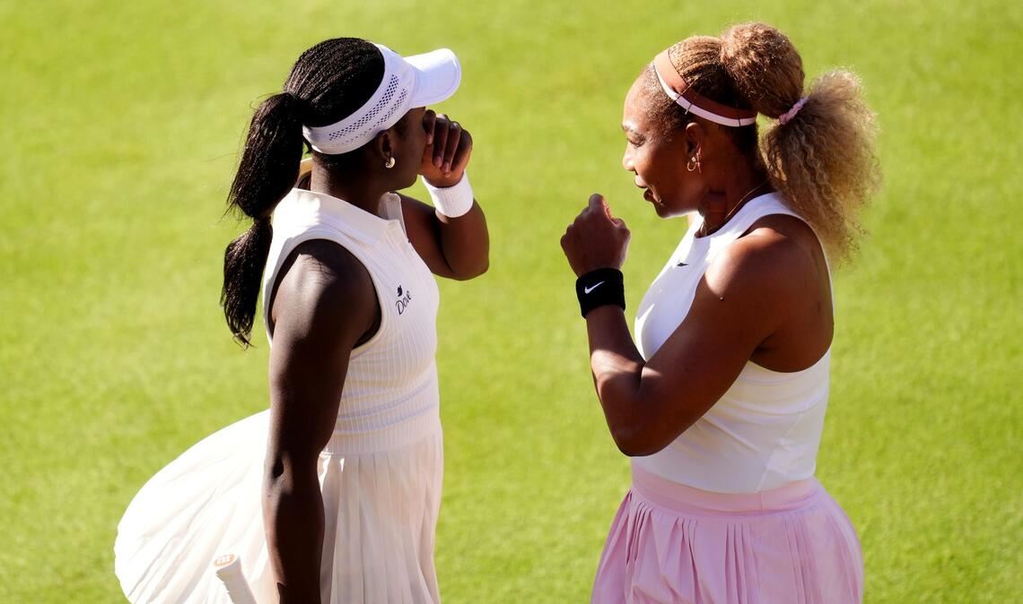 Doppelpartnerin Victoria Mboko (l) ist 25 Jahre jünger als Serena Williams (r).