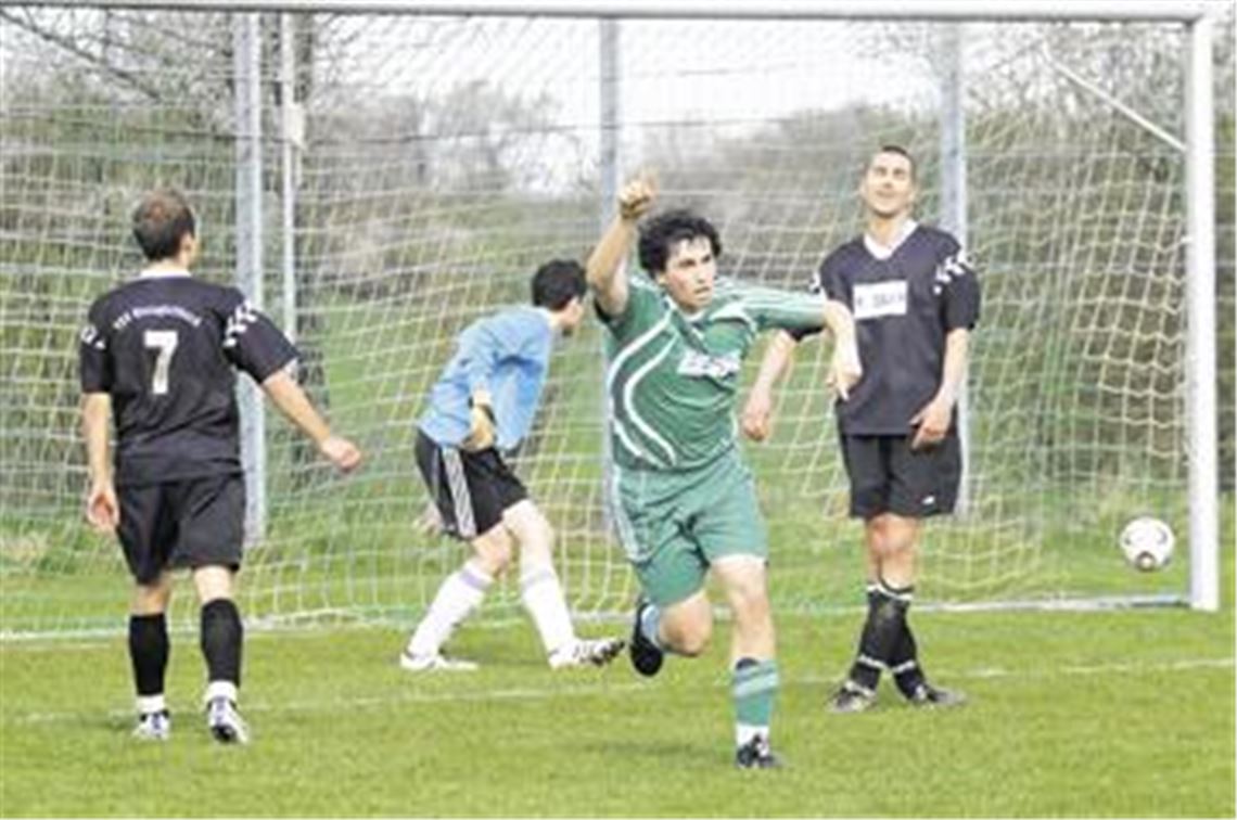 Doppelschlag: Benjamin Rapp jubelt über das 2:0, wenig später lässt er das 3:0 folgen. Foto: Fotomoment