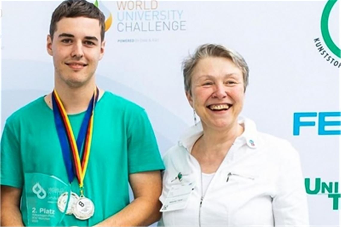 Stadt ist stolz auf erfolgreichen Azubi Doppelte Anerkennung für Philipp Guth: bei der Siegerherung der „DWA World Water Skills“ und bei der kleinen Ehrung von städtischer Seite durch Bürgermeister WinfriedAbicht (Foto unten) in Anwesenheit von Ausbilder Sebastian Schwalb und Eigenbetriebsleiter Rainer Schellinger (v. li.). Fotos: Fettich, privat