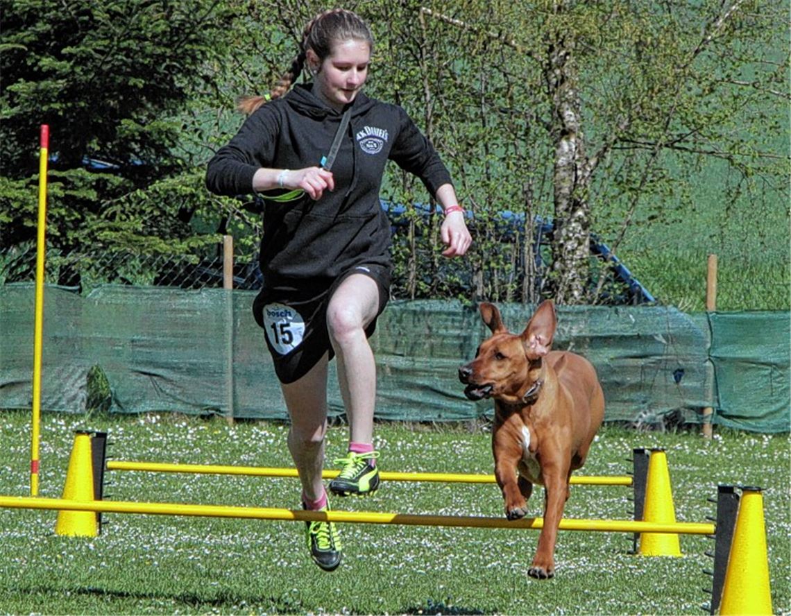 Doppelte Kreismeisterin: Dorothea Stark und Romy vom VdH Knittlingen siegen im Dreikampf und im Geländelauf über 2000 Meter.