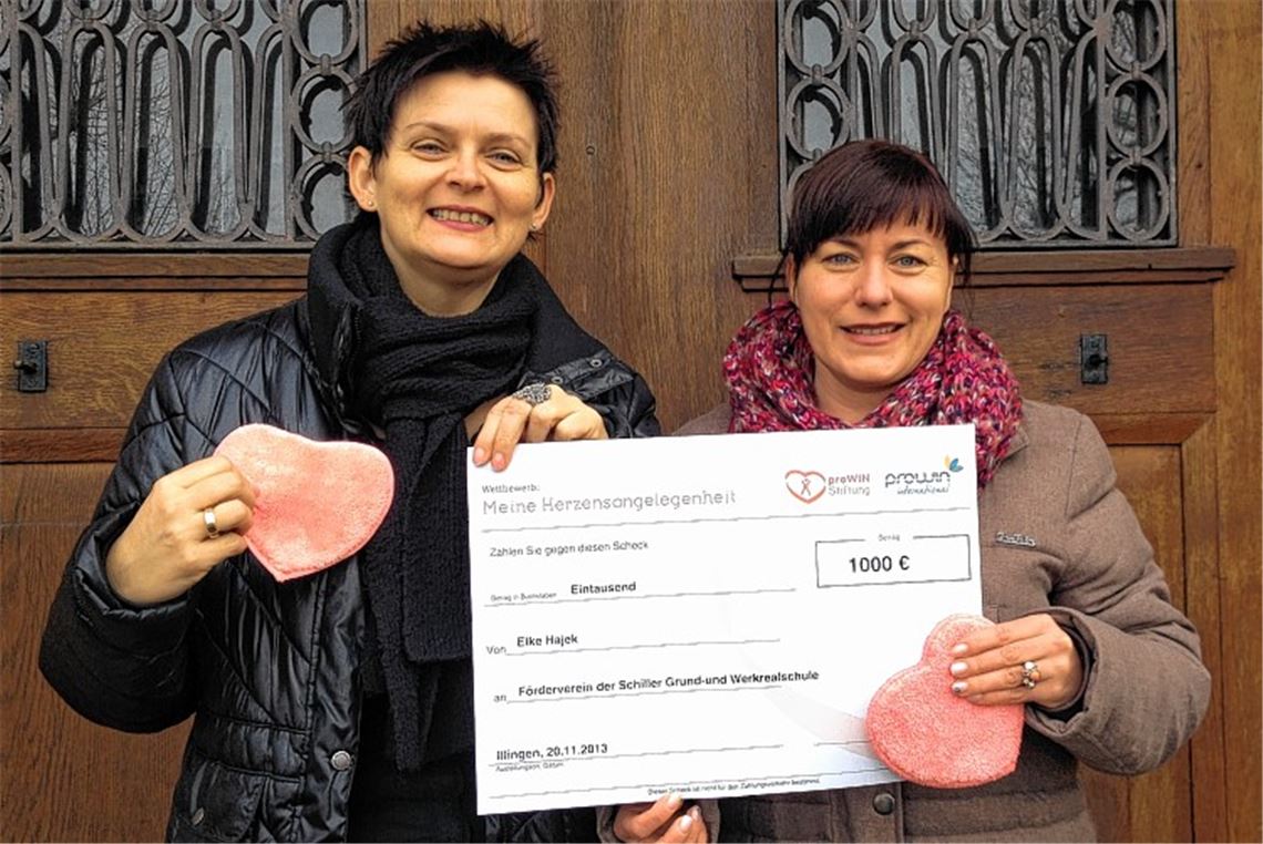 Doppelte Spende für die Schillerschule: proWin-Beraterin Elke Hajek (re) ...
