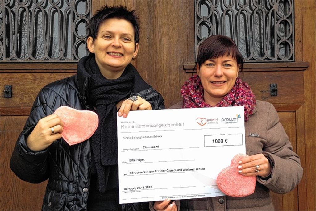 Doppelte Spende für die Schillerschule: proWin-Beraterin Elke Hajek (re) ...