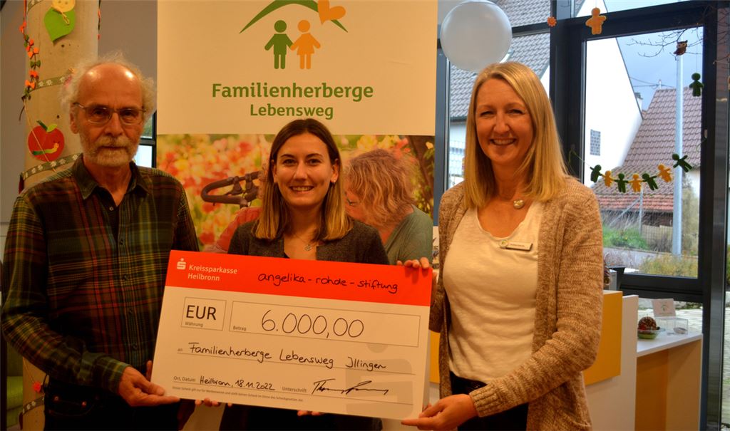 Doppelte Unterstützung für die Familienherberge Lebensweg: Stefan Mayer (v.li.) und Lisa Yoanni von der Angelika-Rohde-Stiftung überreichen einen Spendenscheck an Andrea Kienzle. Fotos: Stahlfeld (oben), privat (unten)