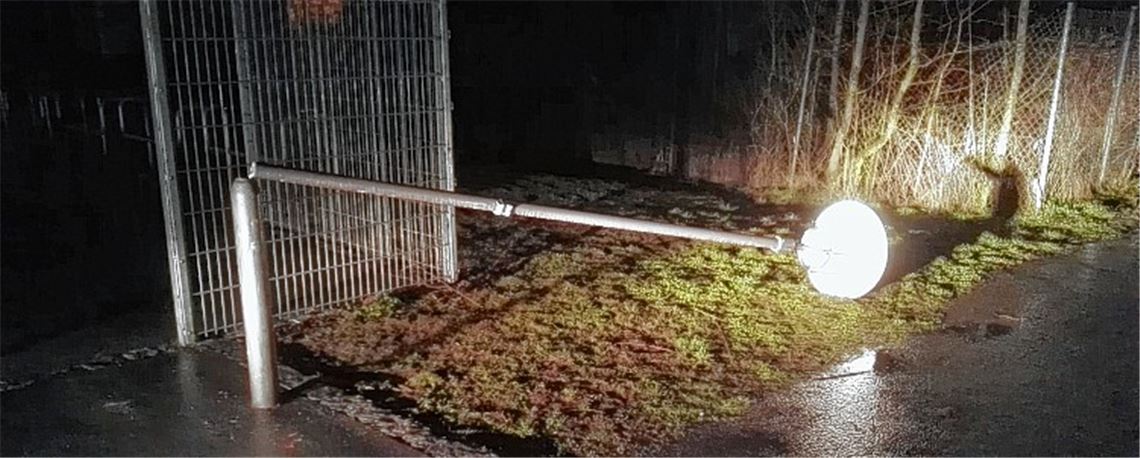 Unbekannte „fällen“ zwei Leuchten