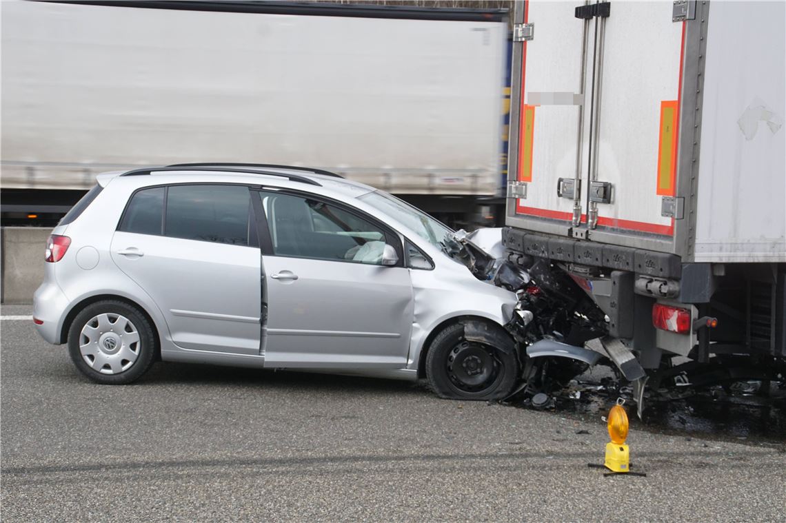 A 8: Erneut fährt ein Lkw ins Stauende Pforzheim: schwerer Verkehrsunfall zwischen Lkw und Pkw - mehrere Verletzte