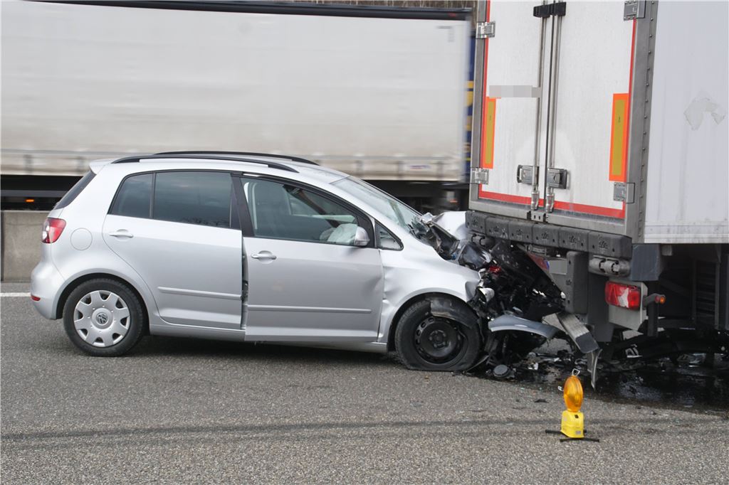 Pforzheim: schwerer Verkehrsunfall zwischen Lkw und Pkw - mehrere Verletzte