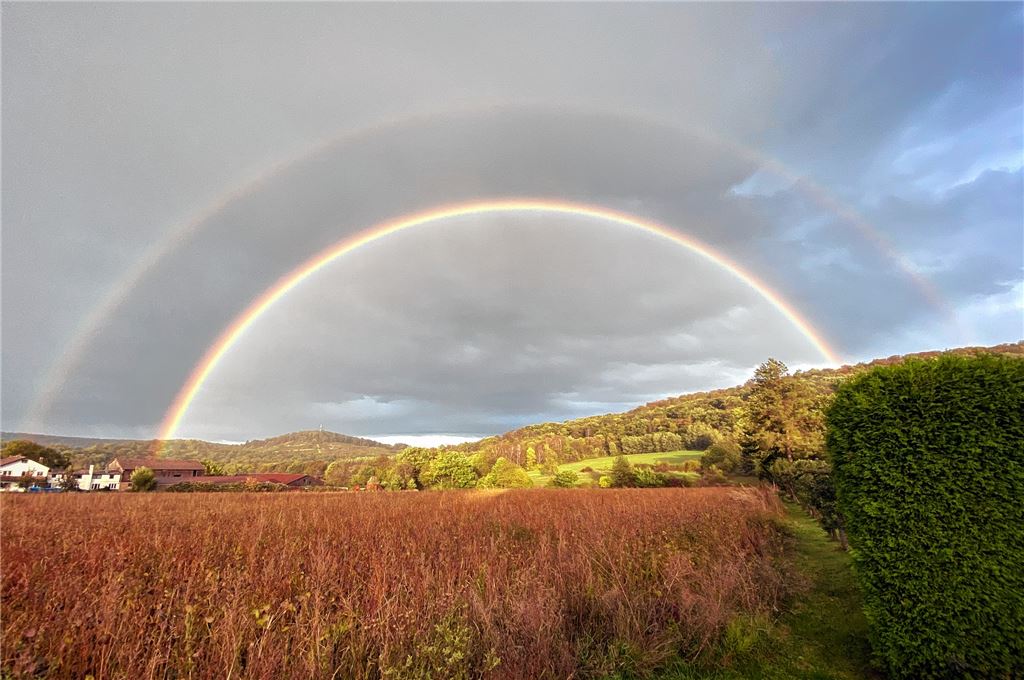 Doppelter Regenbogen über dem Aschberg. Leserfoto: Melanie Meinecke