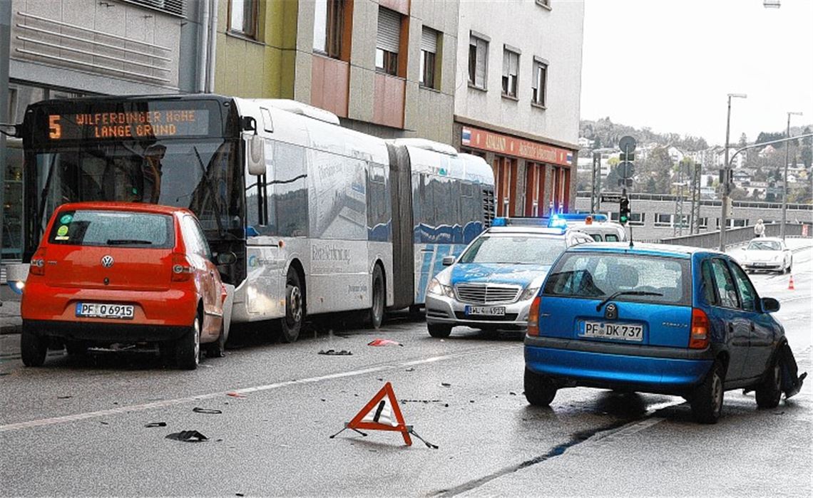 Doppelter Zusammenstoß in Pforzheim. Rechts der Opel der Unfallverursacherin.
