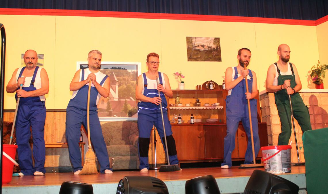 Doppeltes Männerballett: die Tänzer der AH-Abteilung und die aktiven Fußballer (siehe Foto unten) sind bei der Jahresfeier in Aktion. Fotos: Prokoph