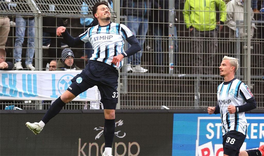 Doppeltorschütze Flamur Berisha jubelt.