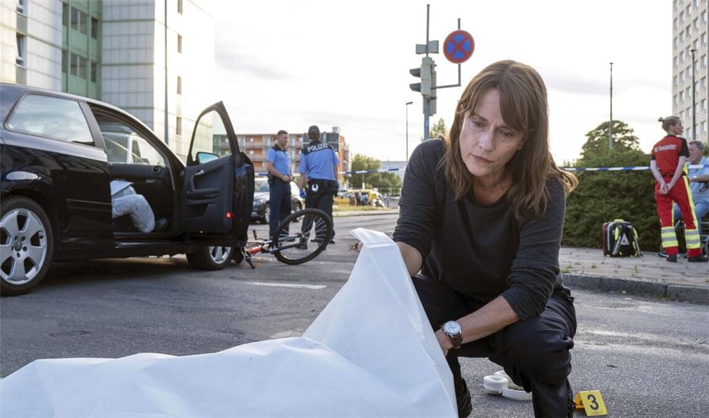 Doreen Brasch (Claudia Michelsen) lupft das Laken.