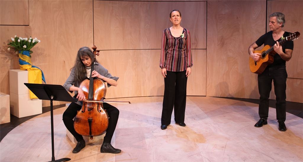 Doreen DaSilva (v.li.), Michaela Fent und Klaus Dusek. Fotos: Theater Pforzheim