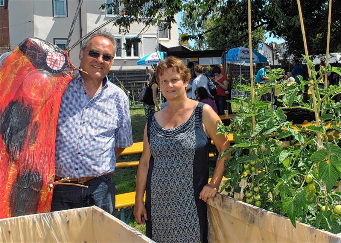 Doris Hötger und Gerd Schulz präsentieren den Mobilen Garten sowie ihre weiteren Pläne für das städtische Grundstück. Foto: Stahlfeld