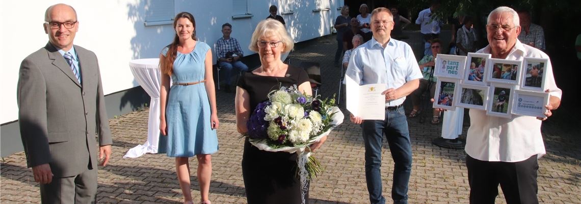 Doris Müllner (Mitte) mit (v.li.) Bürgermeister Harald Eiberger, Nadine Lengle (Sekretariat des Bürgermeisters), Hartmut Schmitt (zweiter Vorsitzender) und Klaus Fischer (Ehrenbeirat). Foto: Arning