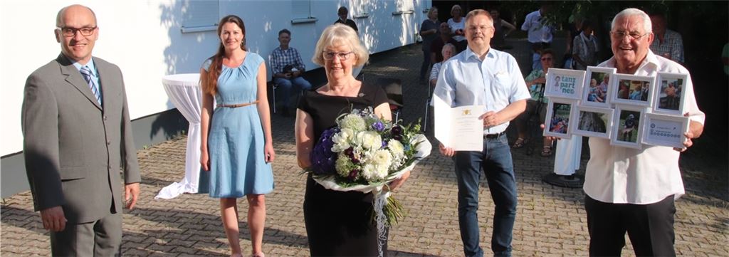 Doris Müllner (Mitte) mit (v.li.) Bürgermeister Harald Eiberger, Nadine Lengle (Sekretariat des Bürgermeisters), Hartmut Schmitt (zweiter Vorsitzender) und Klaus Fischer (Ehrenbeirat). Foto: Arning