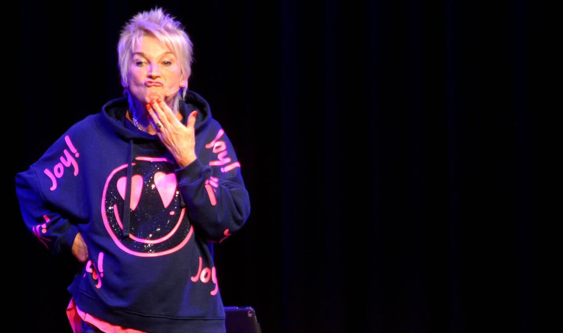 Doris Reichenauer von „Dui do on de Sell“ begeistert mit ihrem Soloprogramm „I moin’s doch bloß gut“ in der Schützinger Festhalle. Foto: Stahlfeld