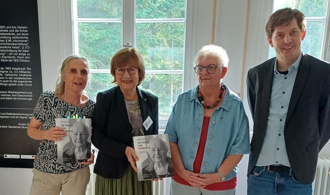 Dorit Grollmann (li.), Dr. Marianne Engeser (2.v.li.) und Moritz Bach vom DDR-Museum freuen sich über den Besuch der Zeitzeugin Konstanze Helber. Foto: privat