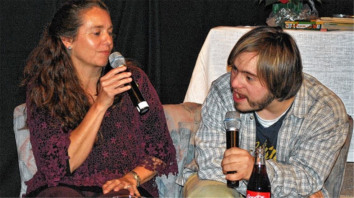 Doro und Jonas Zachmann stellen in Ölbronn ihr gemeinsames Buch vor. Foto: Stahlfeld