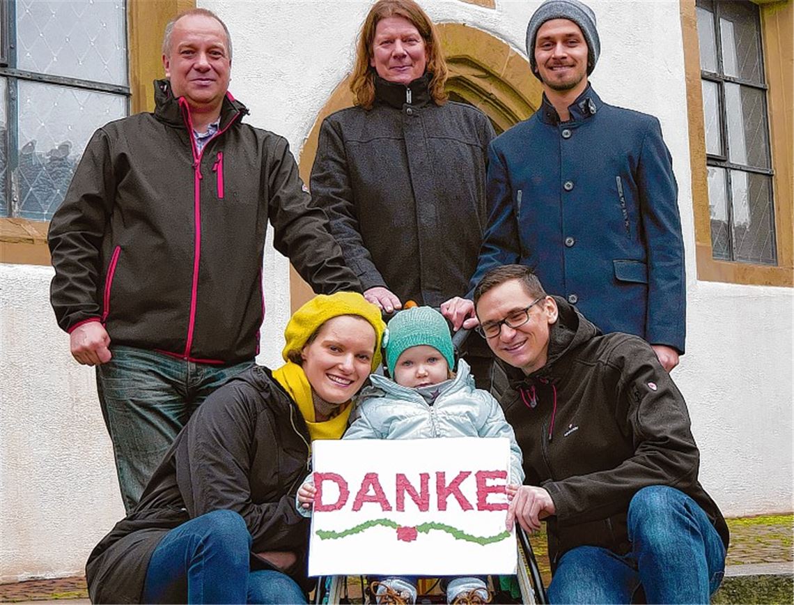 Dorothea, Madeleine-Sophie und Sven Neuber (vorn) sowie Michael Kolodzig (hinten li.) bedanken sich bei den Spendern und den Musikern Martin Mohr (Mitte) und Damian Schütze. Foto: Friedrich