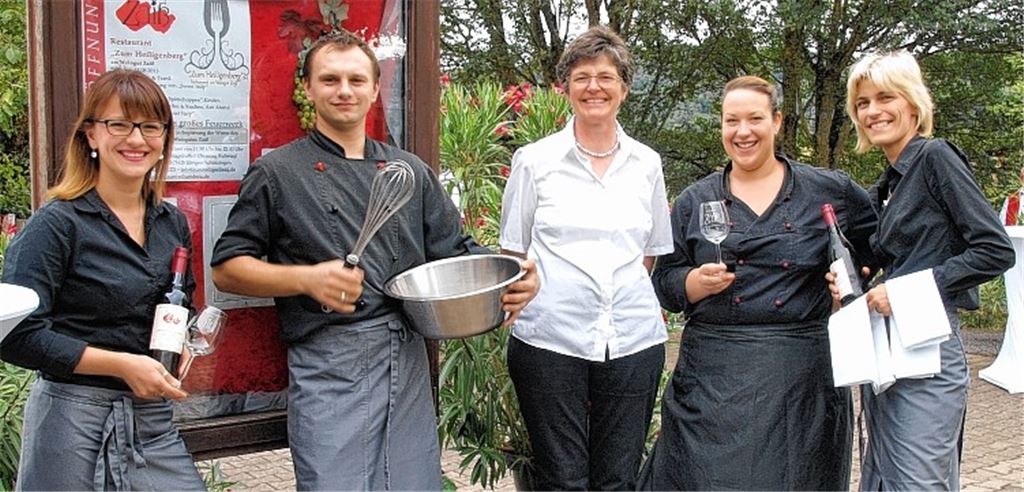 Dorothea Zaiß (Mitte ) übergibt ihr Schützinger Weinlokal an Alexandra Kuhmann, Angelika Lutowski, Martin Lutowski und Katharina Lutowski (v. re.).