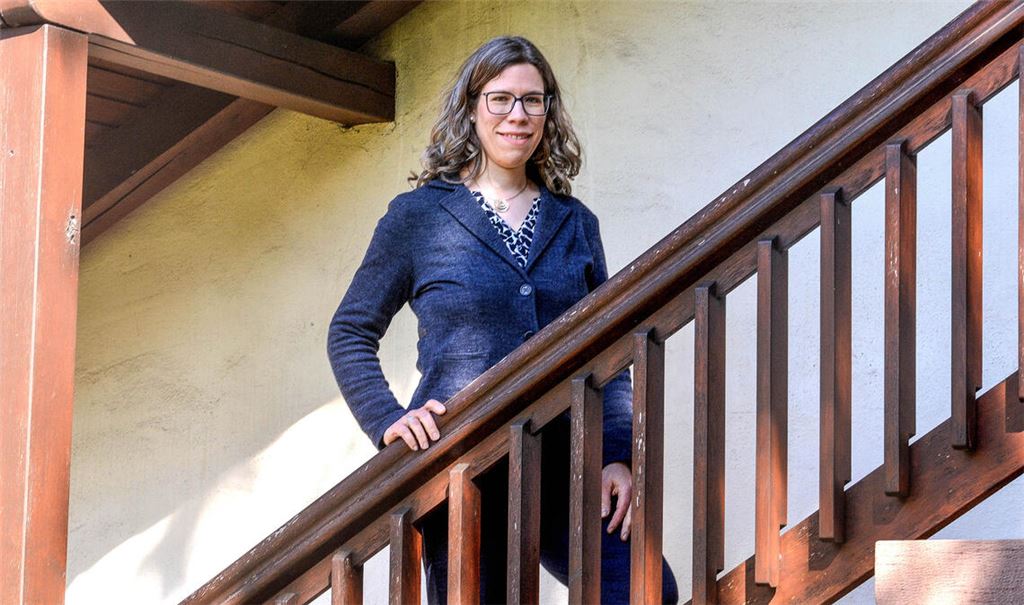 Dorothee Gebauer-Søvde am äußeren Aufgang zur Andreaskirche. Sie wird als neue Dürrmenzer Pfarrerin am 3. Mai offiziell in ihr Amt eingesetzt. Foto: Stahlfeld