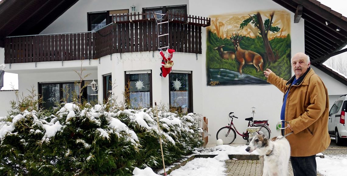 Dort oben, zeigt Heinz Keller, ist die Ferienwohnung, die der Dennacher für eine Woche kostenlos für Intensivpflegepersonal zur Verfügung stellen will.Roth