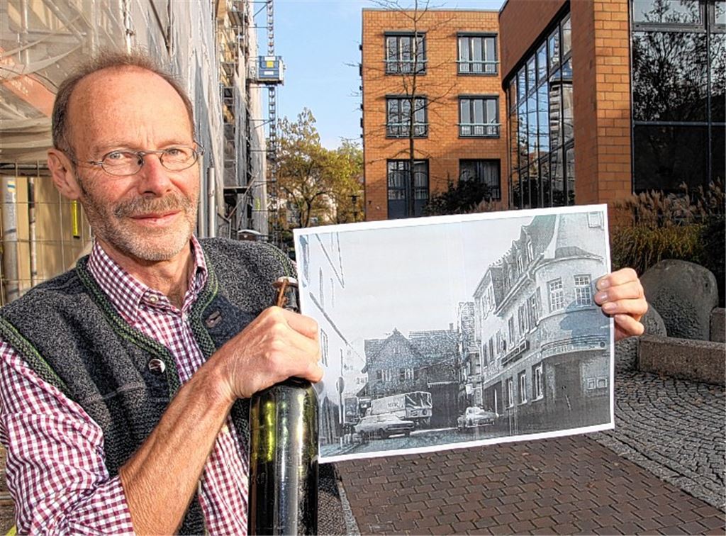 Dort, wo heute im Ziegelbau Verwaltungsmitarbeiter ihrer Arbeit nachgehen, wurde früher getrunken, gegessen, gelacht und sicher auch manchmal geweint. Früher standen hier gleich mehrere Gasthäuser, Orte der Kommunikation und der Geselligkeit. Auf dem Bild, das Stadtführer Manfred Rapp zeigt, ist der Württemberger Hof zu sehen. Auch das Gasthaus Krone hatte hier seinen Platz. 