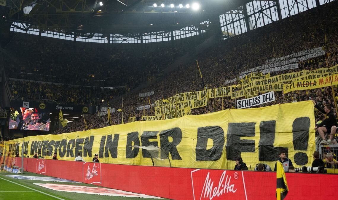 Dortmunds Fans protestieren mit einem Banner gegen Investoren in der DFL.