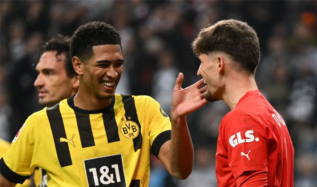 Dortmunds Jude Bellingham (l) bedankt sich bei BVB-Torwart Gregor Kobel.