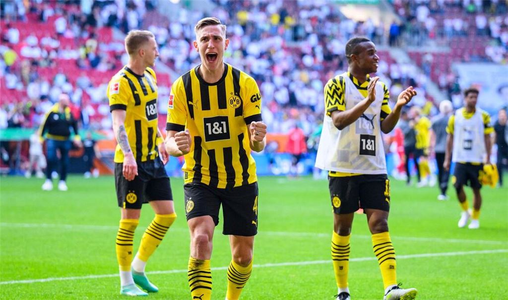 Dortmunds Nico Schlotterbeck jubelt nach dem Sieg gegen Augsburg.