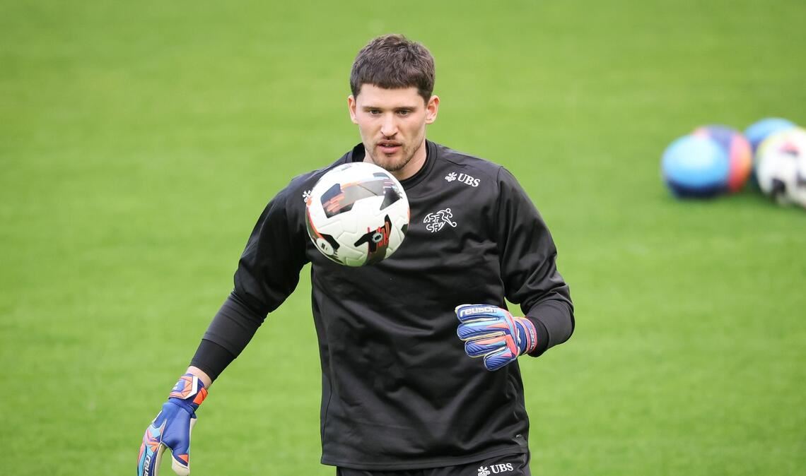 Dortmunds Torwart Gregor Kobel beim Abschlusstraining der Schweizer.