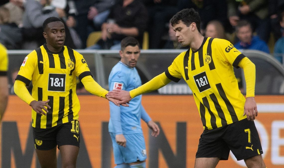 Dortmunds Youssoufa Moukoko (l) jubelt über seinen Treffer zum 1:0.