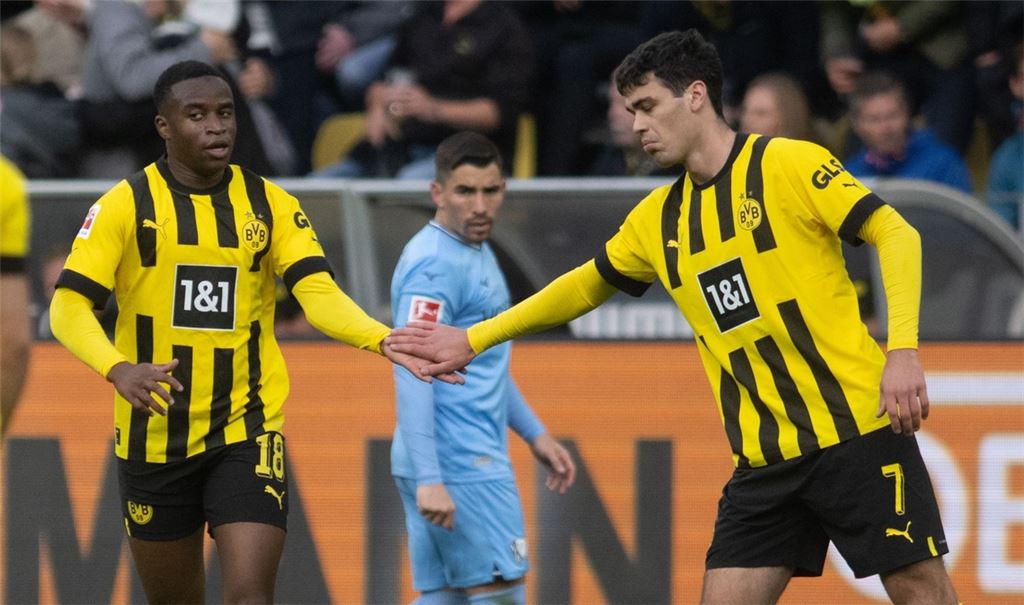 Dortmunds Youssoufa Moukoko (l) jubelt über seinen Treffer zum 1:0.