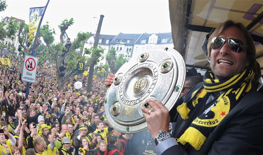 Dortmunds damaliger Trainer Jürgen Klopp feiert 2011 auf dem Borsigplatz die Meisterschaft.