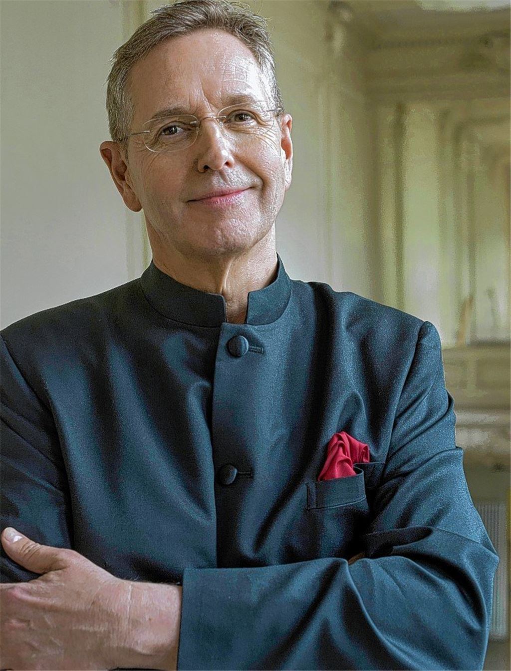 Douglas Bostock ist Chefdirigent des SWDKO