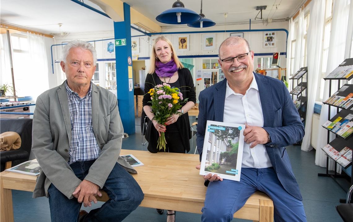 „Wie ein Zuhause“ für die Besucher Dr. Alfred Scheld, Petra Juhn und Harald Stickel, Geschäftsführer von „Plan B“ (v.li.). Foto: Peche
