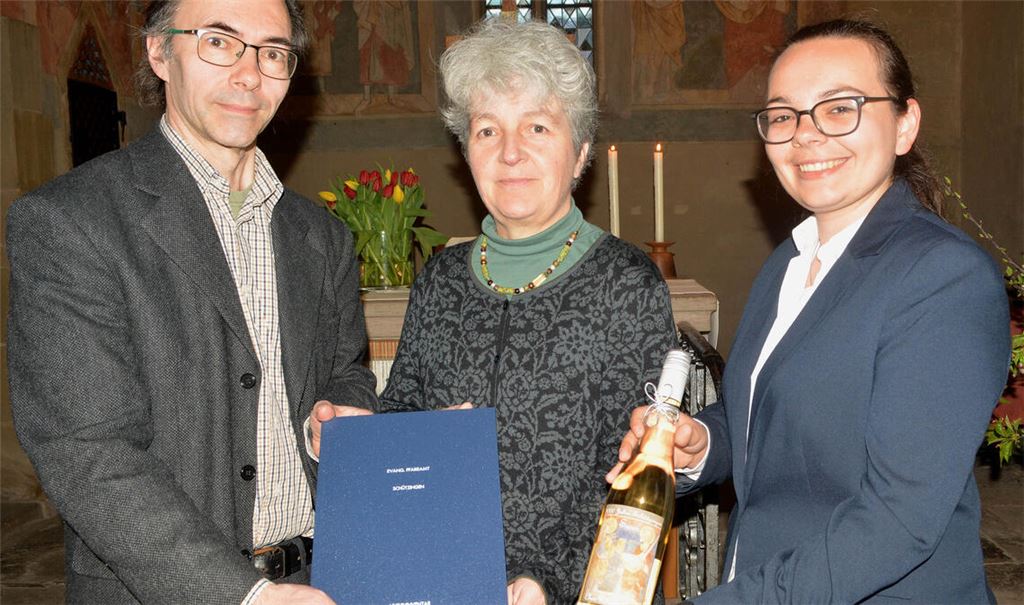 Dr. Andreas Butz überreicht Pfarrerin Sigrid Telian offiziell das Findbuch, das Regina Fürsich (re.) erstellt hat. Fotos: Stahlfeld