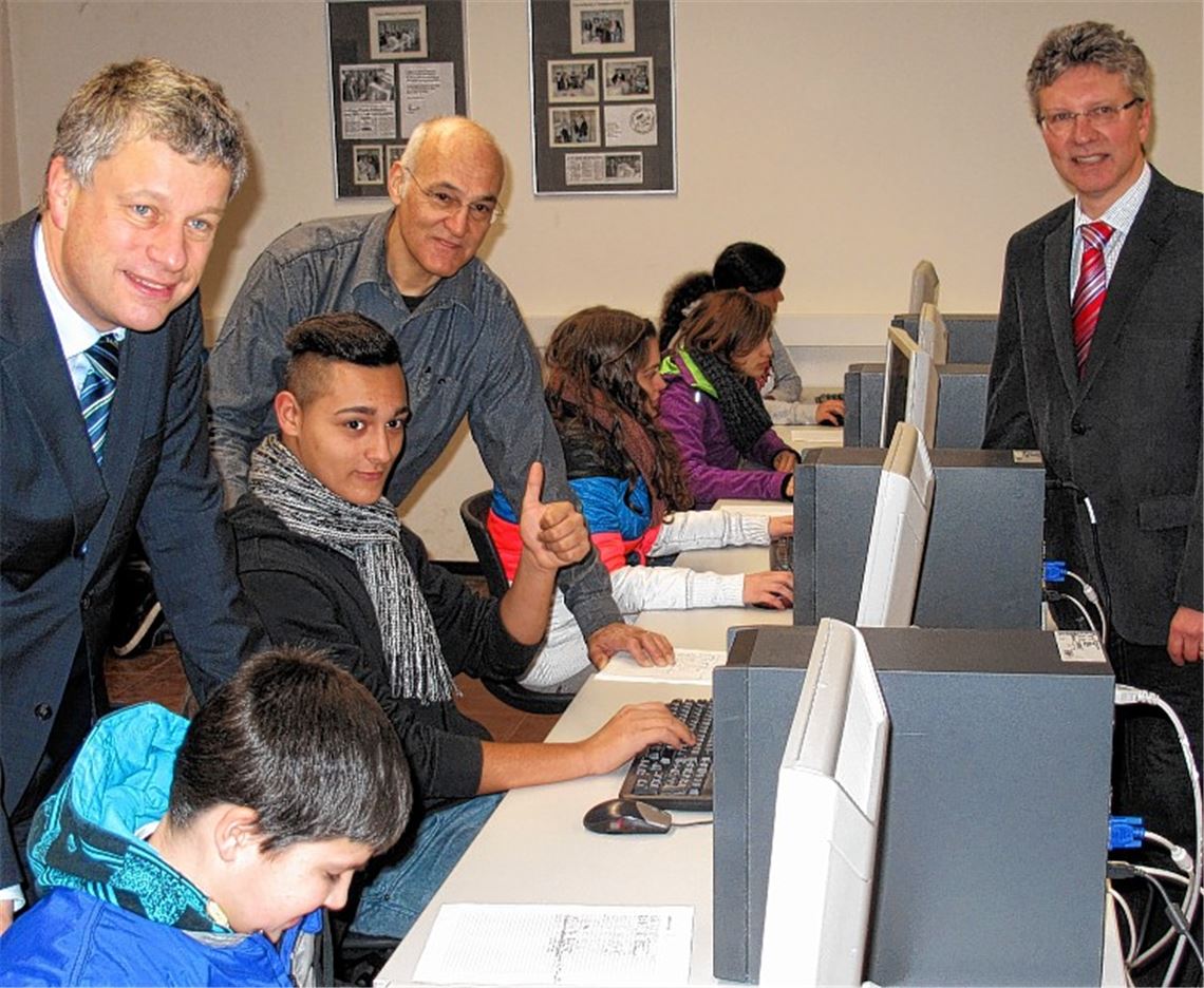 Dr. Bernhard Olt von der Allgemeine (linkes Bild li. und rechtes Bild Mitte) macht sich ein Bild von der Verwendung der PCs in der Mörike-Schule und im Theodor-Heuss-Gymnasium.