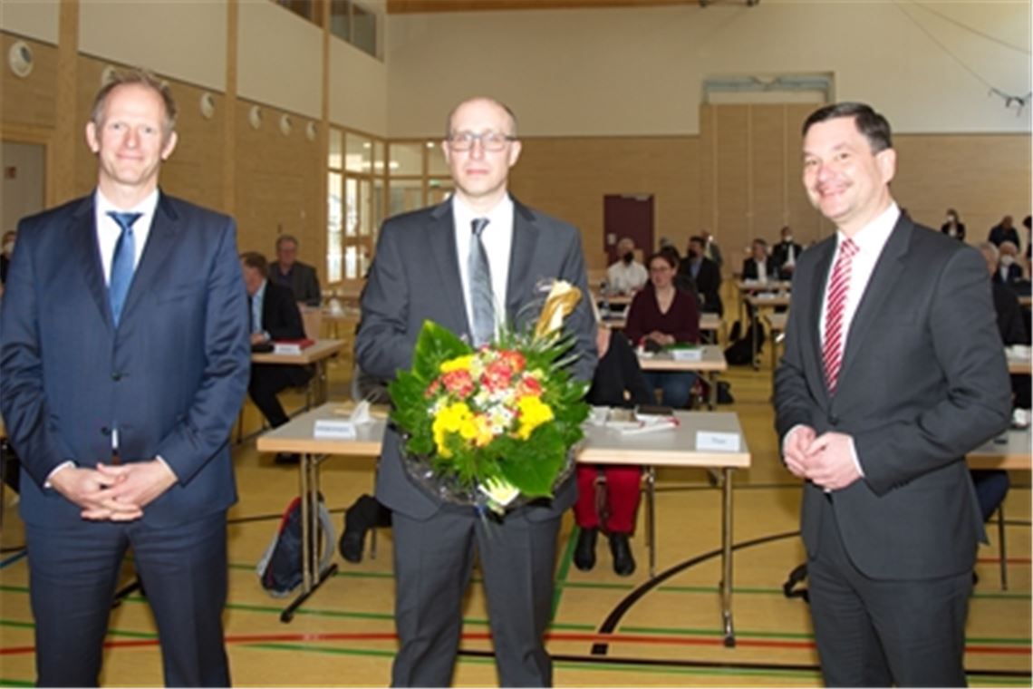 Dr. Christoph Hemberger (Mitte) freut sich über die Glückwünsche seines Vorgängers Dr. Matthias Proske (li.) und des Verbandsvorsitzenden Klaus Mack. Foto: Helbig